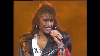 SABRINA SALERNO - Hot girl (Angel Casas show)  Amazing cleavage.