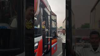 Bus rosalia indah ada pramugari nya lagi ngobrol