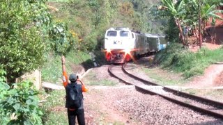 Di Track Ekstrem ini Suara Mesin Lokomotif bergemuruh menanjak, Menikung dan Bermanuver