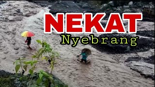 NEKAT nyebrang saat Banjir 8 Februari 2021