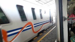 KA Prameks disusul KA Taksaka Lebaran di Stasiun Wates