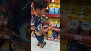 si dedek dan si cece berburu snack kesukaan #shortvideo #lucu #shortvideos #alfamart