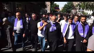 Քաղաքացիները Բագրատ Սրբազանի առաջնորդությամբ գնում են ՆԳՆ