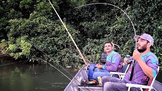 INCRÍVEL, É COMO SI TODOS OS PEIXES DO RIO TIVESSE AQUI DEBAIXO DO BARCO É 1 ATRÁS DO OUTRO PESCARIA