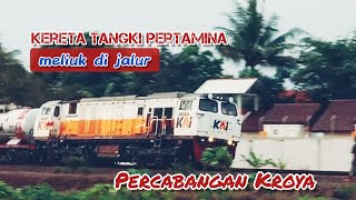 bendera merah putih berkibar di kereta tangki  yang melintas di jalur percabangan Stasiun Kroya