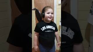 Mi hija quiso experimentar cantando por primera vez a sus 4 añitos #shorts