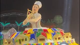 Sinhazinha da Fazenda do Boi Garantido Valentina Coimbra performa como Rainha do Çairé Alter do Chão