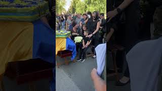 Плач дорослих та дітей біля труни полеглого українського воїна #war