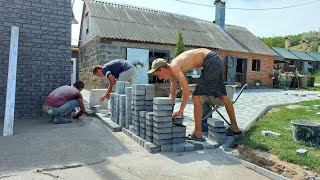 ХЛОПЦІ КЛАДУТЬ ПЛИТКУ .СТАРЕ МІСТО , ШПАРЯТЬ ЯК НІМІ ...