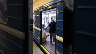 Вход на станцию метро Октябрьская минского метрополитена #метро #train #metro #railway #escalator