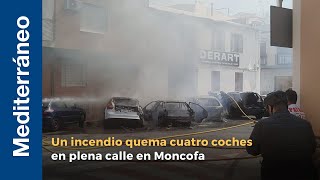 Un incendio quema cuatro coches en plena calle en Moncofa