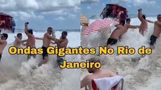 ONDAS GIGANTES ATINGEM PRAIA E ARRASTAM BANHISTAS NO RIO DE JANEIRO