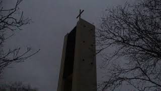 Das Glockengeläut des ökumenischen Turms in Fedderwardergroden zur Messe der Christ-König-Kirche.