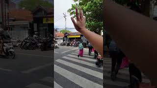 Hati-Hati Dijalan Anak Sekolah Menyebrang #sekolah #rambu #lalulintas #zebracross