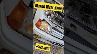 Klaxon river Kwaï posé sur la Peugeot 205 Multi. Ça souffle plus fort qu'un camion !