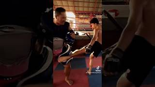 Rajadamnern Stadium Champion Rittidet Kiatsongrit lighting up his trainer’s leg 💪🏼🇹🇭🙏🏼