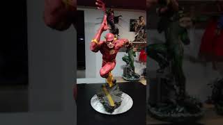 Flash premium format statue by Sideshow.