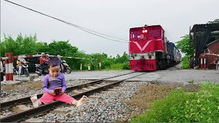 Em Nhỏ Chơi Điện Thoại Trên Đường Tàu Và Cái Kết...Child And Train