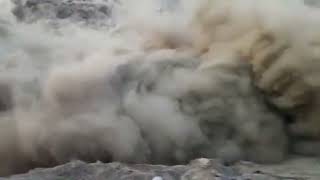 🚨HUGE LANDSLIDE IN IRAN 🇮🇷 Possible earthquake causes rocks to fall in Haraz  April 4 2022