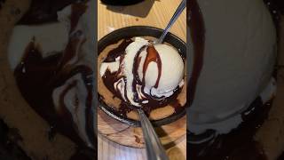 MY FAVORITE DESSERT AT CHILIS RESTAURANT #lifeasteeelle #youtubeshorts #foodie