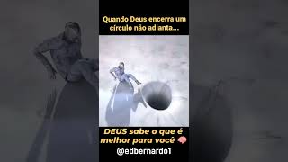 Falando novamente ao povo, Jesus disse: "Eu sou a luz do mundo. Quem me segue, nunca andará em treva