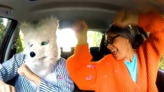 Thief surprises Super Granny - Dancing Car Ride Chase