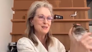 MERYL STREEP DIRETTA VIDEO ZOOM MAGGIO 2020 : CANTA MENTRE BEVE UN MARTINI IN ACCAPPATOIO