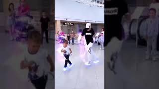 Moon walk with small kid and shuffle dance with kid moon walk lover kon hai Amazing dance, attitude.