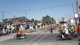 Lokomotif Berbendera Merah Putih bersama KA Malioboro Ekspres