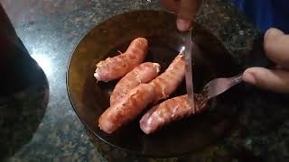 comendo linguiça assada na sanduicheira