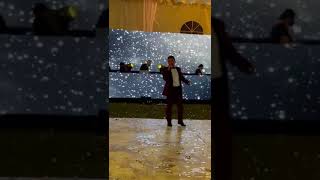 Dennis Arana cantando en la boda GF Kristal Silva