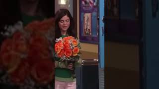 Alex Russo caminó para que Miley Cyrus pudiese volar #sanvalentin #selenagomez #mileycyrus #disney