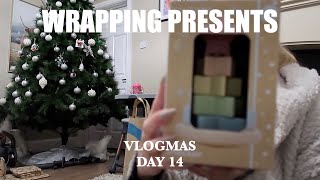 Wrapping Presents & Macbook problems | VLOGMAS