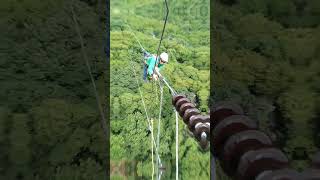 realizando correcciones en el amarre de lineas de alta tensión #masviral #construccion #viral #trav