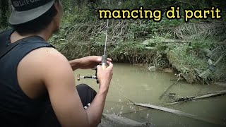 Mancing di parit depan rumah