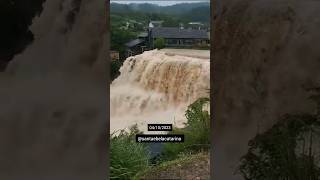 Alta vazão de água na Cascata Salto Donner na cidade de Dr. Pedrinho  04/10/2023.