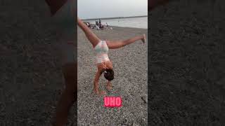 Hice un RETO 🔥 de GIMNASIA RÍTMICA ❤️ en la PLAYA ⛱️ y RESCATO 🐟 un PEZ 😍