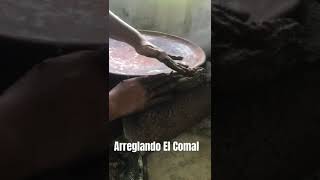 Arreglando el Comal Para Las Tortillas