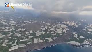 VISTA AERIA DO VULCÃO EM ERUPÇÃO EM ILHA DA ESPANHA CUMBRE VIEJA.