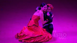 Natalia Jimenez cantando junto a Pequeña Fan en el Palenque de León