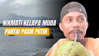 Nikmati buah kelapa muda di Pantai pasir putih#officialepovlog #manokwari #pantai