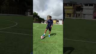 Aprenda fazer o chapeu de elástico no futebol