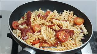 Goreng pasta Fusilli, Salami, tomato & selada (Fried Fusilli pasta, Salami, tomato & baby lettuce)