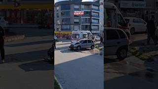 Burhaniye girişinde gaz ve fren pedallarını karıştıran sürücü iki araca çarparak durabildi.