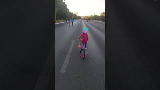 Não é que aprendeu direitinho! Pedalando no eixão.