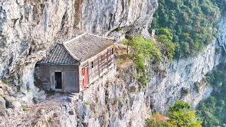 贵州大山上发现一房子，竟巧妙的立于悬崖峭壁之中，太惊险了｜A house on a mountain in Guizhou is built on a cliff. It's so dangerous