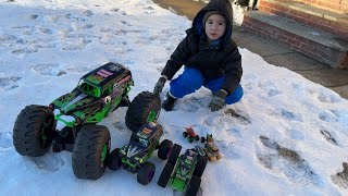 MONSTER TRUCKS PLAY ON the ICY HILL 🛝 GRAVE DIGGER RC MONSTER TRUCKS #gravedigger #monstertrucks