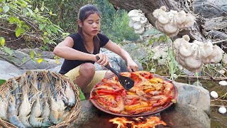 Yummy! Lobster soup spicy with wild mushroom plant - Solo cooking of Survival in forest