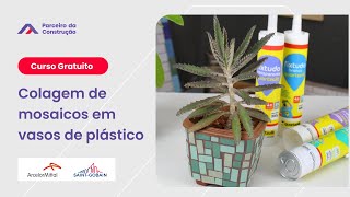 Colagem de mosaicos em vasos de plástico