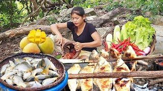 Wow Fast and great tasty grilling fish! Catch and grilling fish for lunch, Eating with vegetable